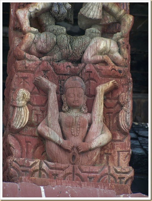 Nepal. Kathmandú, talla erótica de una viga del templo de Viswanath.
