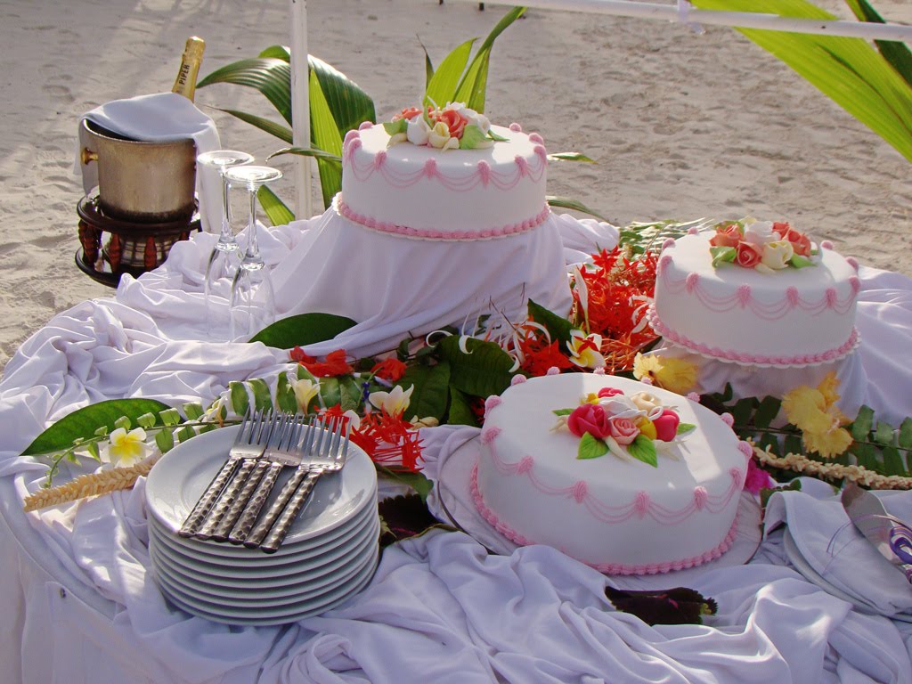 seeing beach wedding cake