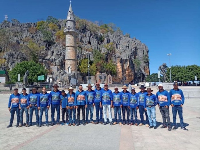 Romeiros viajam mais de 500km a burros e mulas para visitar santuário de Bom Jesus da Lapa