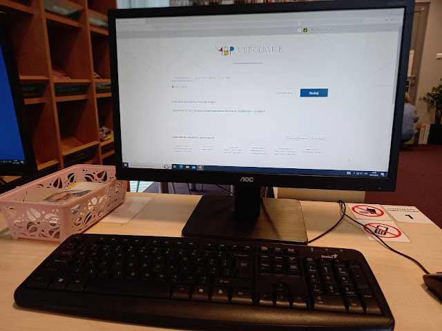 Zdjęcie klawiatury i monitora, na którym wyświetla się katalog Integro.