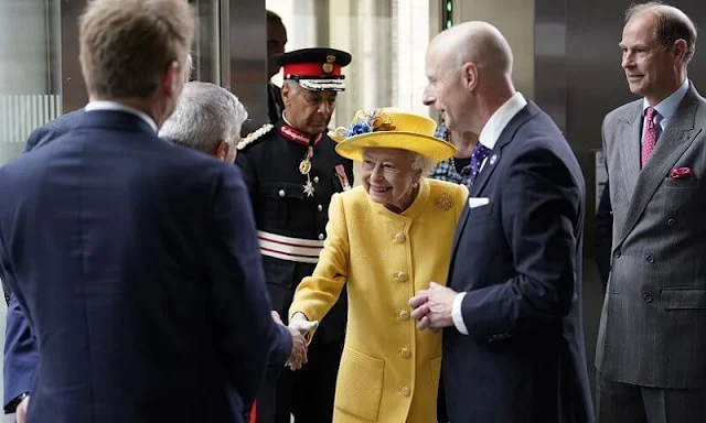 Queen Elizabeth wore a sunshine yellow double-wool crepe coat by Stewart Parvin, and a turquoise silk dress