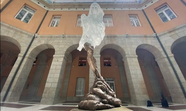 Burlas en las redes con la escultura de Ayuso a "los héroes" del COVID-19: "Un fantasma cagando"