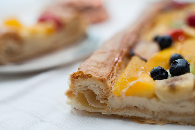 Torta folhada com creme patisserie e frutas