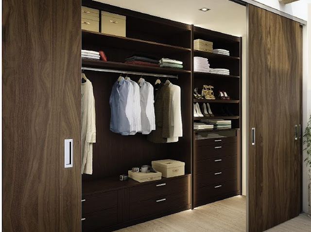If you always want to store any items in the wardrobe, invest in a closet. The range they offer allows you to easily find everything you need. The large space allows summer and winter clothes to be organized, thus avoiding complicated travel from one drawer to another, as is often the case in traditional cabinets.