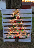 Pinos de Navidad con palets de madera reutilizados