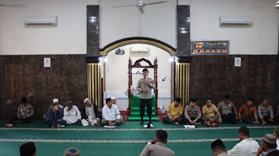 Kapolres Pelabuhan Belawan Sampaikan Pesan Kamtibmas Kepada Warga  Saat Kegiatan Jumat Curhat di Masjid 