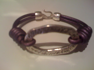 pulsera cuero morado con piezas de zamac y plata, ref. 080