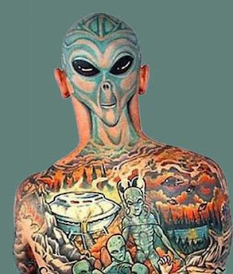 Homem com a cabeça e as costas cobertas por tatauagens.