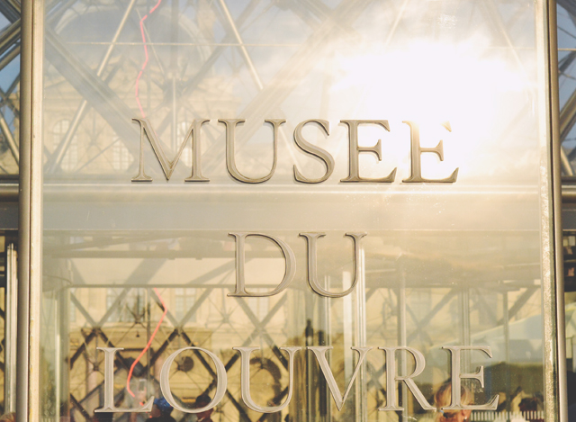 Museé de Louvre sign