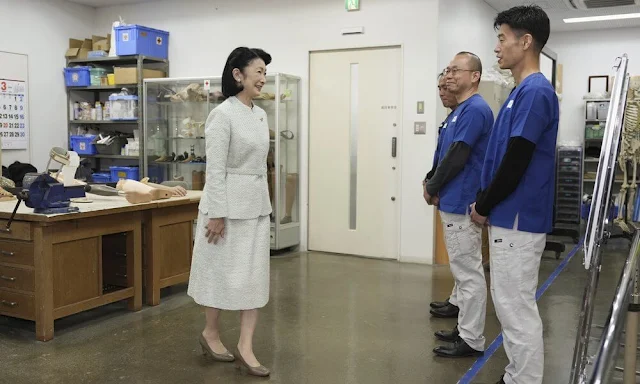 Crown Princess Kiko wore a beige tweed skirt suit, jacket and skirt, during the visit to prosthetic leg manufacturing facility