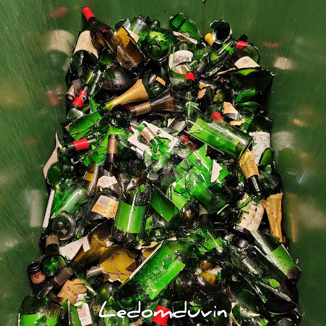 Discarding expensive empty bottles of wine by and for ©LeDomduVin 2021 (9)