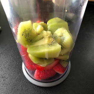 Ingrédients smoothie fraises kiwis et gingembre avant mixage