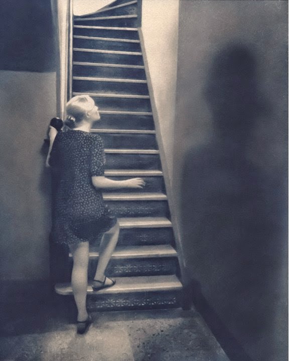 Emma Powell fotografia surreal onírica sombria emotiva como pintura sonhos monocromático
