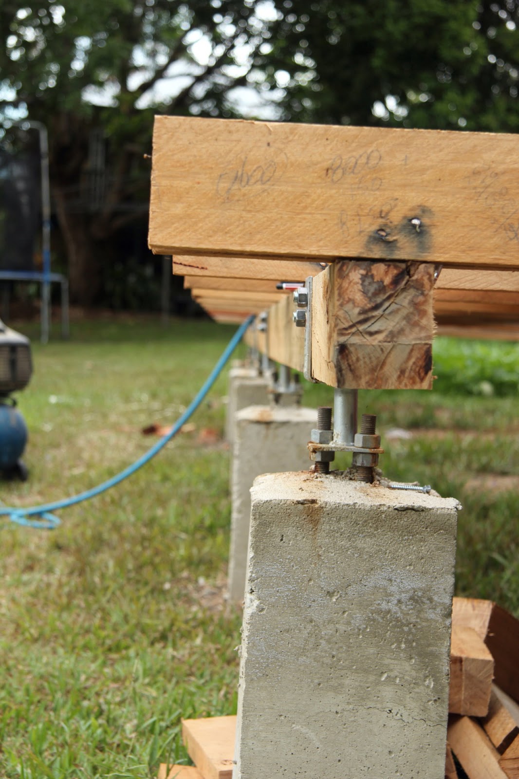 crazy house capers: Old fashioned shed build-subfloor.