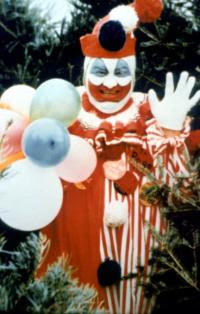 John W. Gacy, tueur en série américain, déguisé en clown pour amuser les enfants hospitalisés, son passe-temps du Dimanche.