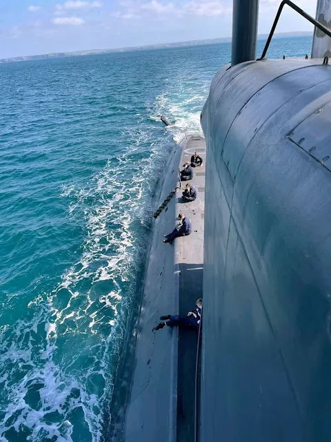 La tripulación de un submarino disfruta de una parrillada en cubierta