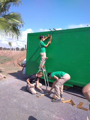 Colocando las letras hechas reciclando palets viejos.   