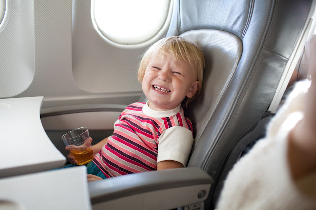 Giải đáp thắc mắc : Trẻ em đi máy bay cần mang giấy tờ gì ?