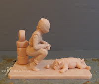 scultura personalizzata modellino realizzato a mano su commissione bulldog inglese con padrona orme magiche