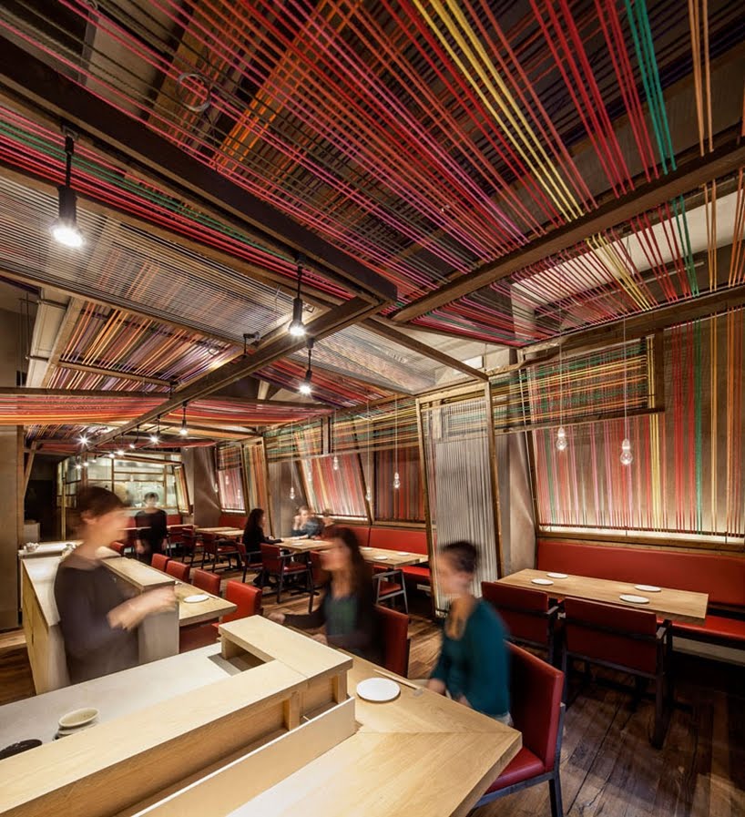 Cuerdas de colores alinean las paredes y el techo de este restaurante