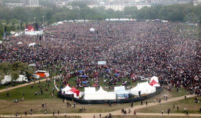 William  Kate Royal Wedding on Crowd At The Royal Wedding Of Prince William And Kate Middleton Photos