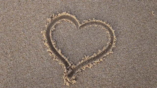 Coração Desenhado na Praia Papel de Parede 4k, hd