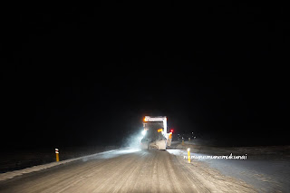 アイスランド　冬　夜間　道路　ドライブ　除雪車　後続