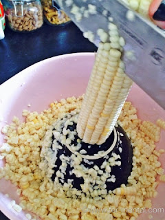 Creamed corn - removing the kernel from the cob   Preserving by Freezing  www.fer-mental.com