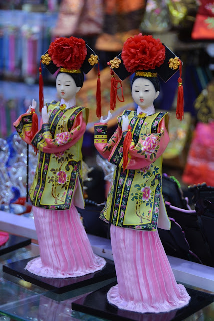 Pagoda Street Singapore dancing girls