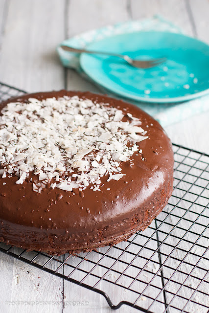 Geburtstagskuchen mit Schokolade und Kokosnuss, wird auch Jamaica-Torte genannt.