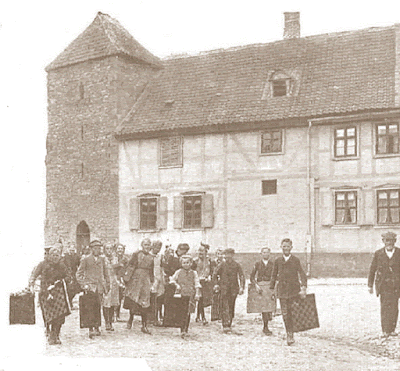 Habitantes de Ströbeck con el tablero de ajedrez en sus manos