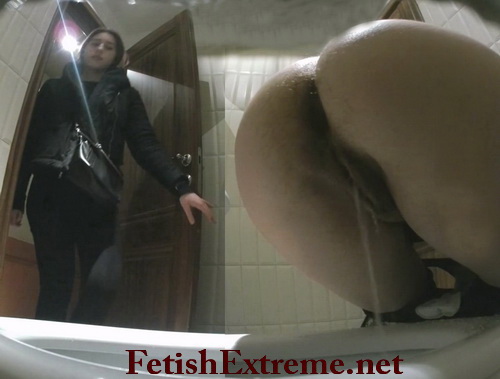 Sexy girls is peeing in a fast food restaurant (Fast Food Toilet 31)