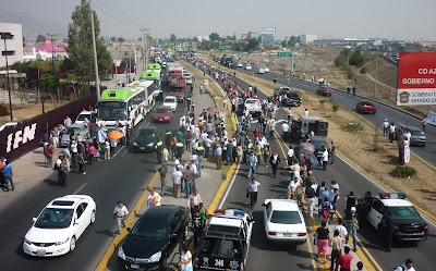 Bloquean Avenida Central por falta de apoyo a joven atropellado por Mexibús