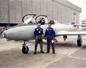 Alm Capt Erwin Danuwinata (kiri) dengan Pesawat Soko Galeb
