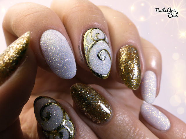 Nail Art - Vive les fêtes : Arabesques foil doré et effet sucre pailleté pour Noël