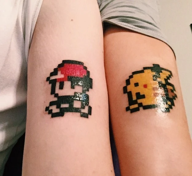 brazo de una mujer y un hombre con Tatuaje de pokemon