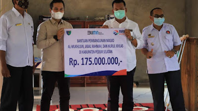 BRI  Cabang Painan Serahkan CSR untuk Pembangunan Masjid