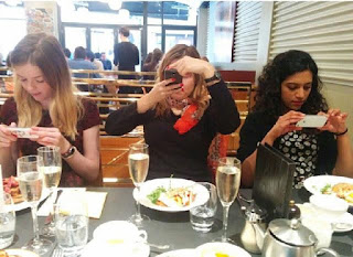 25 Pictures That Prove Technology Is Ruining Society - Who needs to talk when out at dinner?