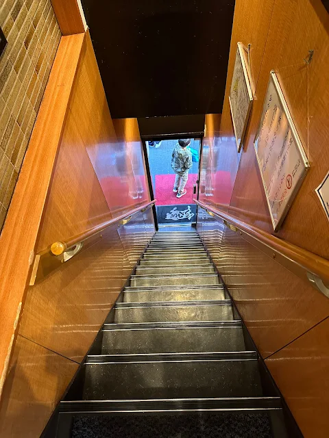 ステーキハウスさとうの急な階段