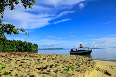 Pantai Ora di Maluku Tengah