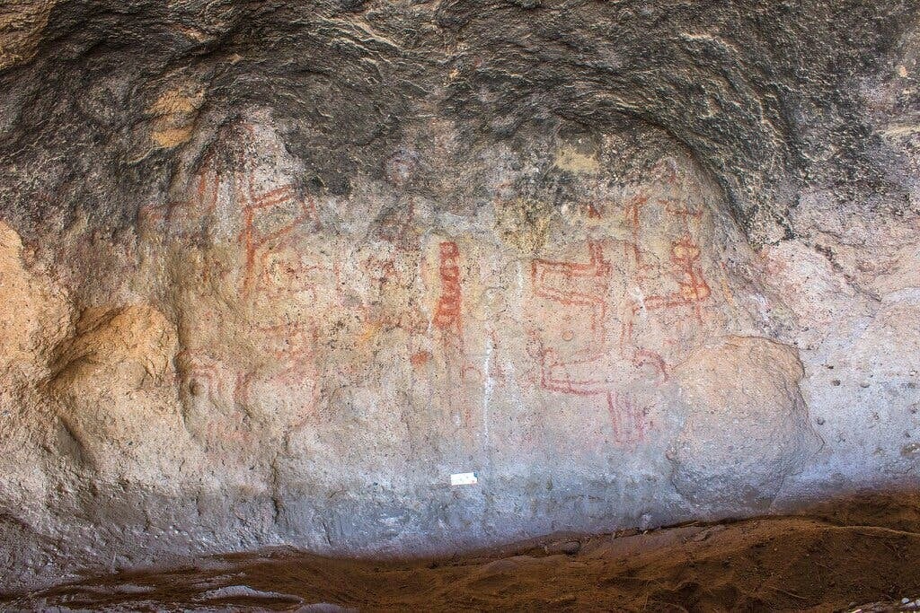 Σε μια σπηλιά γεμάτη αρχαία σημάδια στην Παταγονία, οι αρχαιολόγοι διαπίστωσαν ότι ορισμένα μοτίβα εμφανίστηκαν πολύ νωρίτερα από άλλα. [Credit: Guadalupe Romero Villanueva]