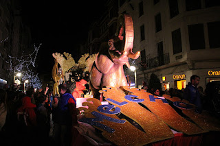 Miles de personas llenan las calles de Barakaldo al paso de la cabalgata de Reyes