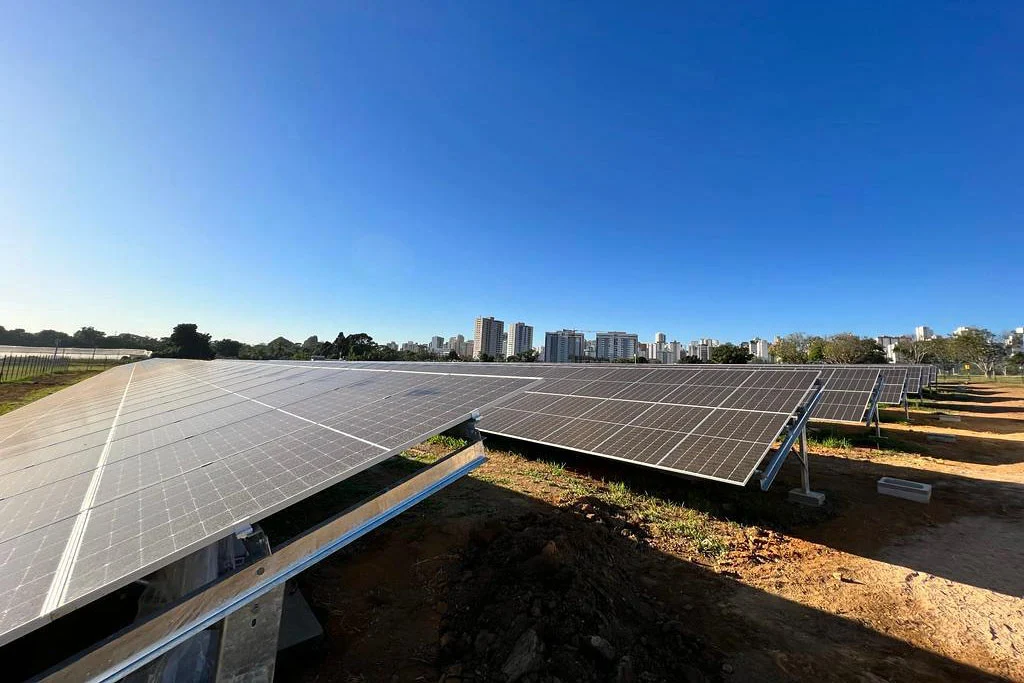 Oitenta prédios públicos terão a energia gerada por painéis solares instalados na usina de solo do Parque Ecológico de Águas Claras e nos telhados de edificações dos parques do Cortado (Taguatinga), Ezechias Heringer (Guará) e Dom Bosco (Lago Sul) | Foto: Divulgação/Sema