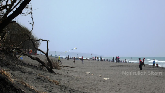 Mari bermain layang-layang di pantai