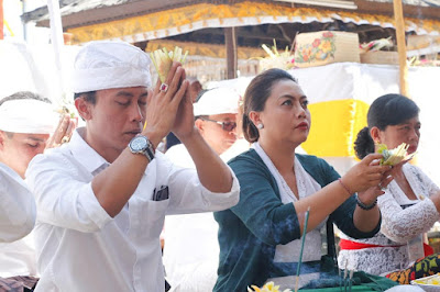 Bupati Eka Sembahyang di Pura Natar Sari, Apuan