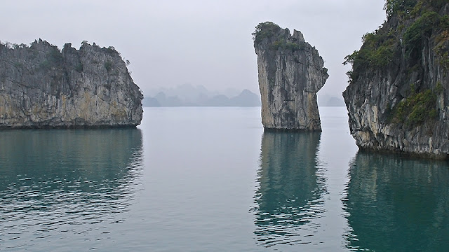 La baie d'Along dans la brume, Vietnam