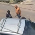 “Lhe mando pro inferno”: idoso ameaça técnico com terçado durante discussão em Manaus