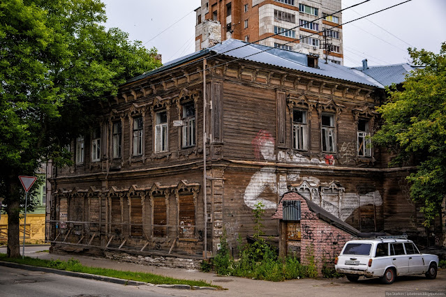 Заброшенное деревянное здание