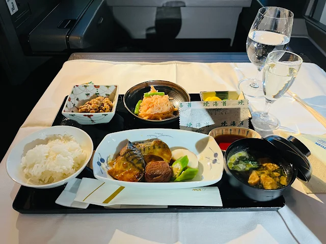 Review: ANA NH105 First Class THE SUITE Boeing 777-300ER Los Angeles (LAX) to Tokyo Haneda (HND)