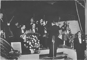 Juan Carlos Cobian dirige su orquesta en el Empire en 1943